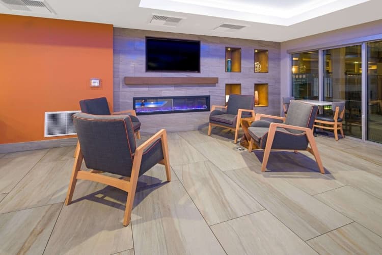 La Quinta Inn & Suites by Wyndham Orange County Airport photo 4