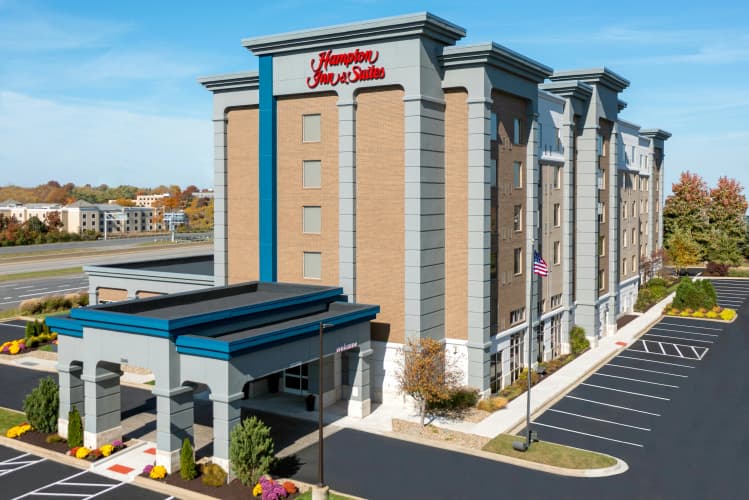 Hampton Inn & Suites Cleveland-Beachwood photo 2