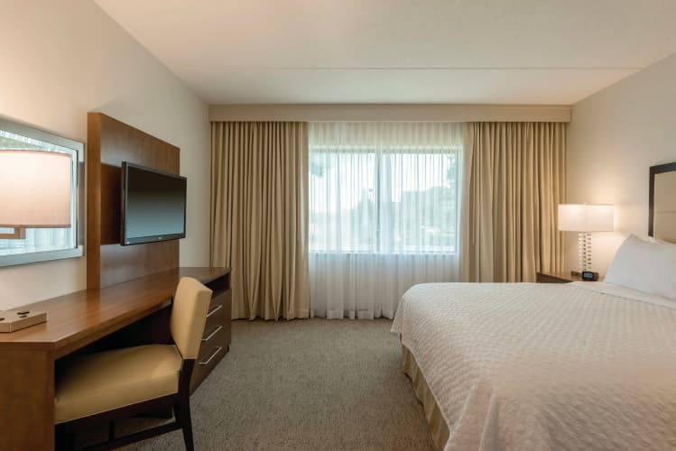 Embassy Suites by Hilton Milwaukee Brookfield photo 4