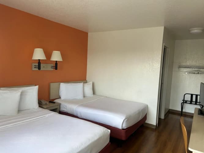 Motel 6 Stanton photo 4
