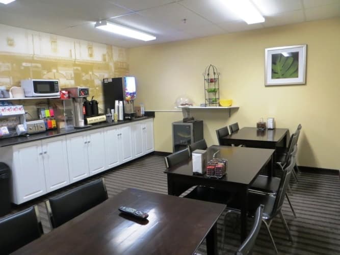 Super 8 By Wyndham Saskatoon Near Downtown photo 4