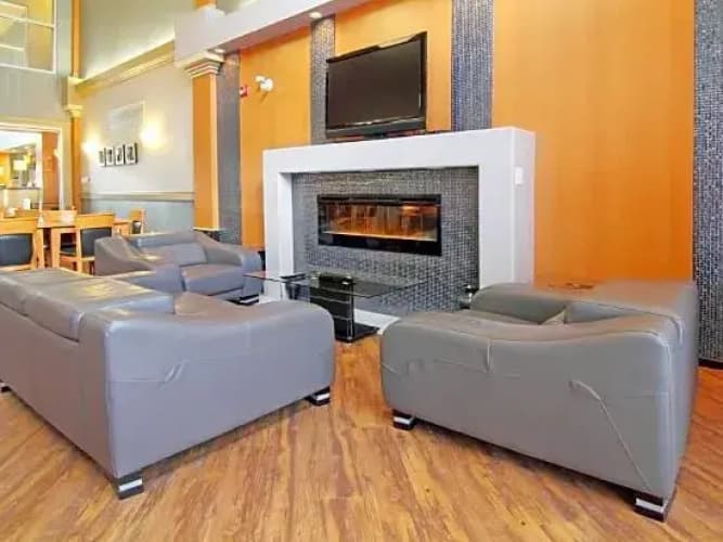 Holiday Inn Express & Suites Calgary South-Macleod Trail S photo 4