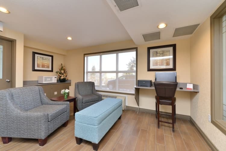 Super 8 By Wyndham Calgary/Airport photo 4