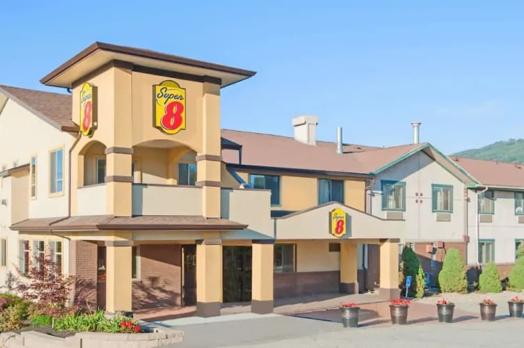 Super 8 By Wyndham Salmon Arm photo 2