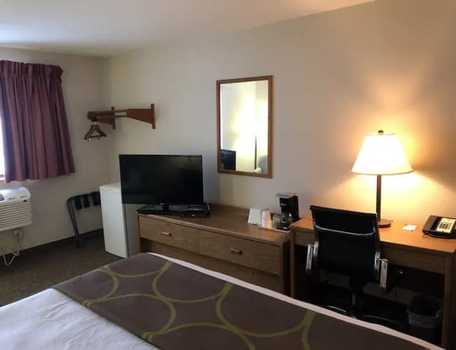 Super 8 By Wyndham Salmon Arm photo 4