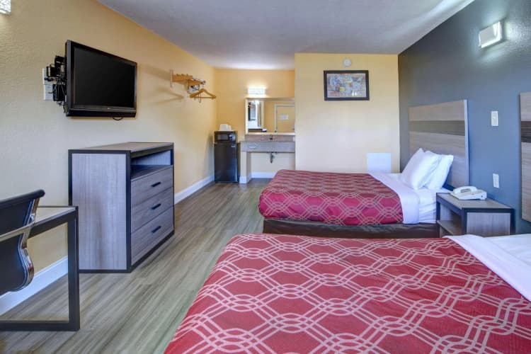 Econo Lodge At Military Circle photo 5
