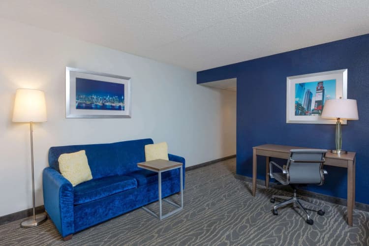 La Quinta Inn & Suites by Wyndham Secaucus Meadowlands photo 3