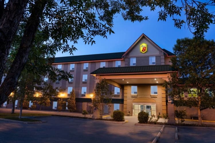Super 8 by Wyndham Calgary Shawnessy Area, photo 2