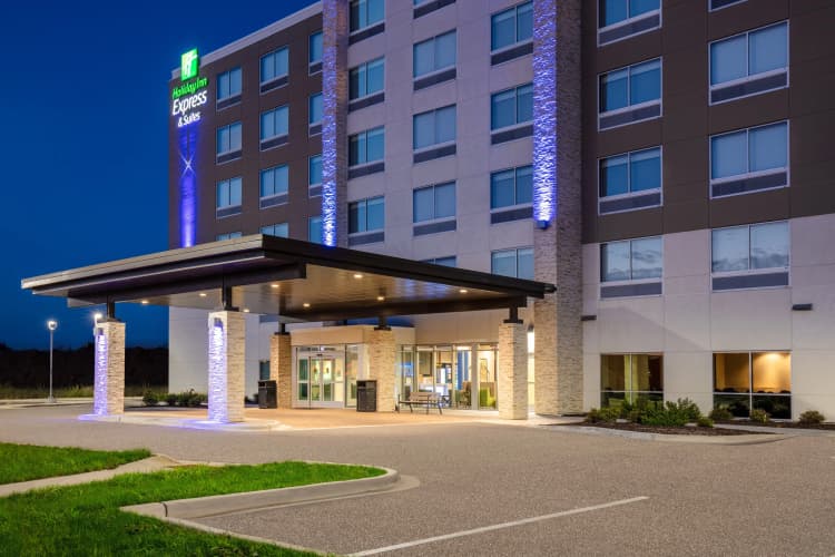 Holiday Inn Express & Suites Beloit photo 2