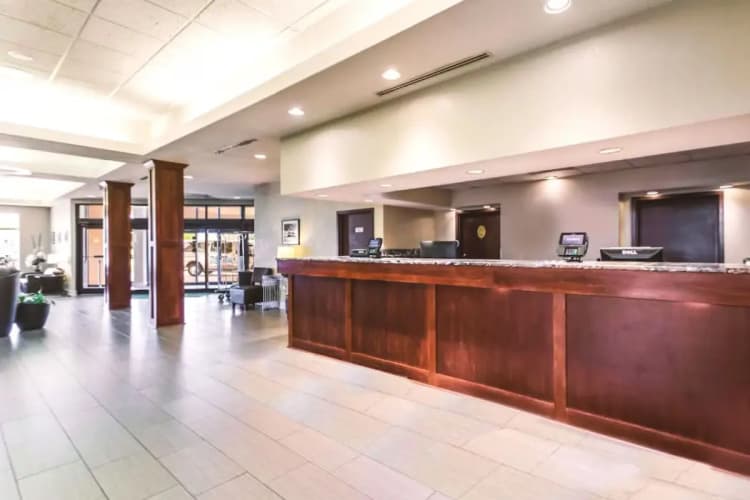 Norwood Inn & Suites Milwaukee photo 2