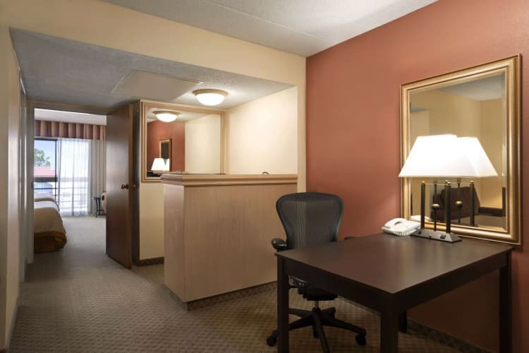 Wyndham El Paso Airport Hotel & Water Park photo 2