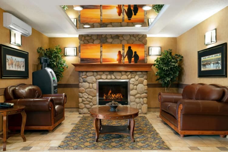 Days Inn & Suites by Wyndham Strathmore, photo 3
