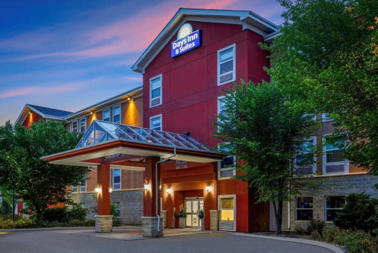 Days Inn & Suites by Wyndham Sherwood Park Edmonton photo 2