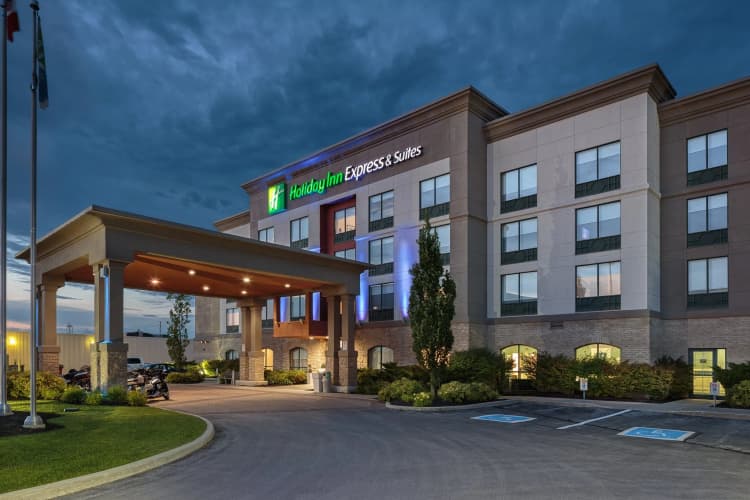 Holiday Inn Express & Suites Belleville photo 2