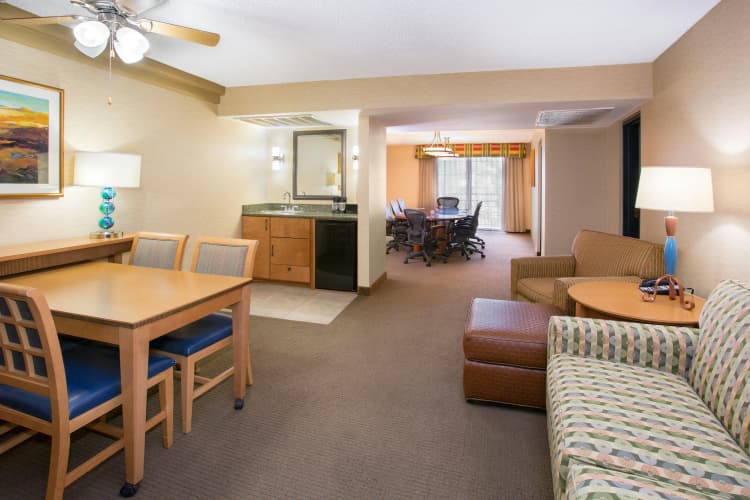 Embassy Suites by Hilton Phoenix Biltmore photo 4