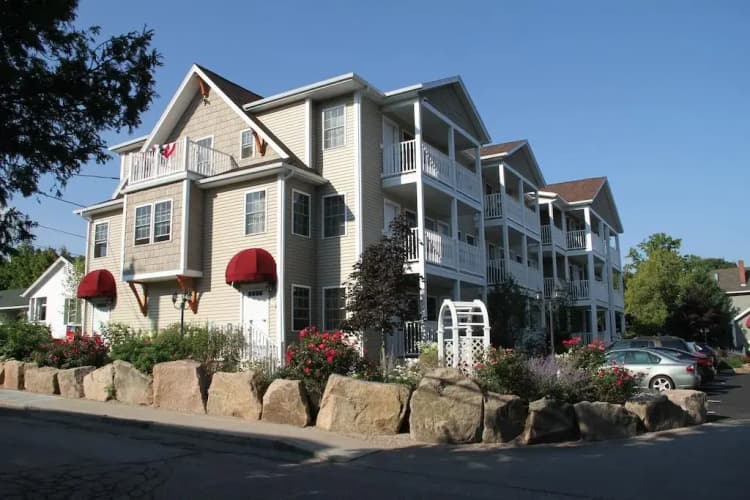 Bar Harbor Manor photo 3