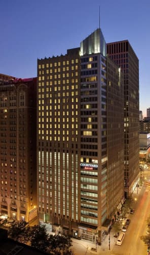 Courtyard Chicago Downtown/Magnificent Mile photo 2