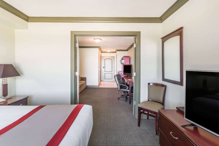 Ramada By Wyndham Hinton, photo 5