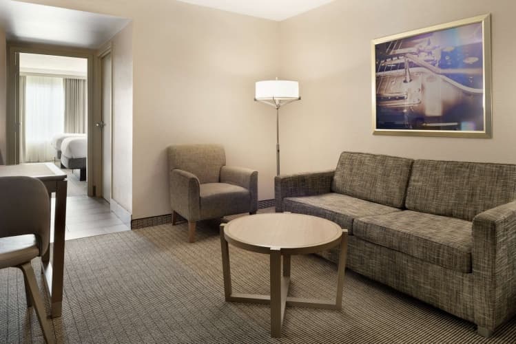 Embassy Suites by Hilton Cleveland Rockside photo 4