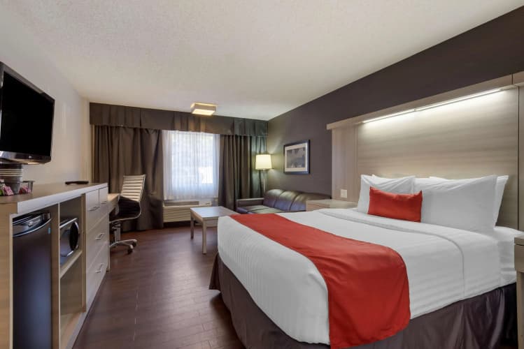 Coast Calgary University Area Hotel by APA photo 3