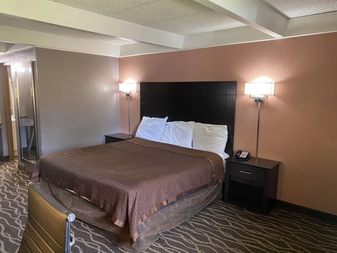 Economy Inn North Randall photo 5
