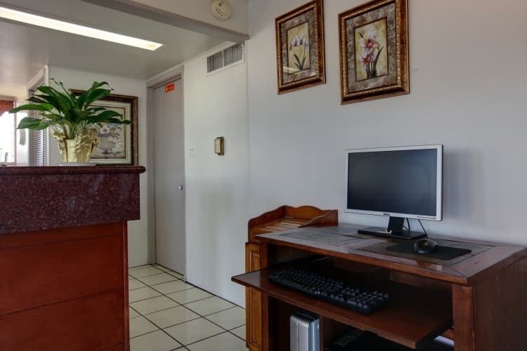 Americas Best Value Inn Uvalde, photo 3