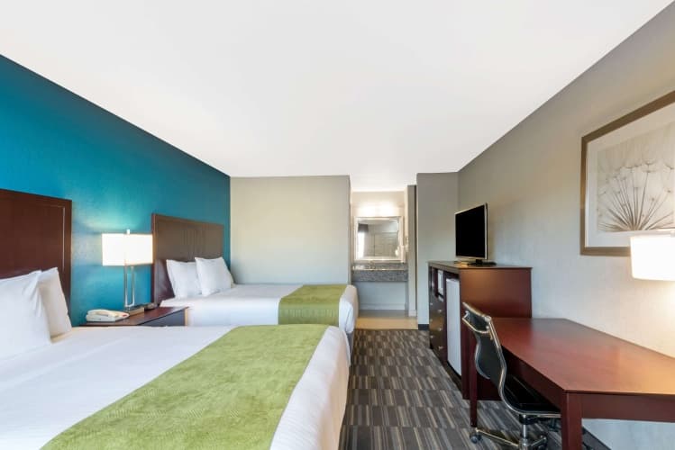 Days Inn by Wyndham Fairmont photo 5
