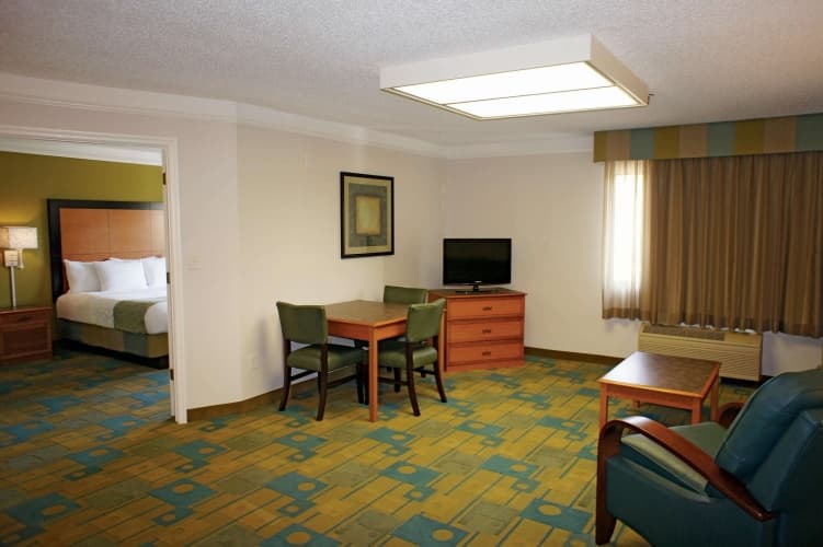 La Quinta Inn & Suites by Wyndham St. Pete-Clearwater Airpt, photo 4