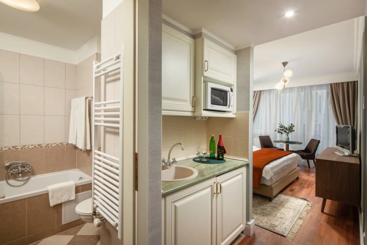 Queen's Court Hotel & Residence photo 5