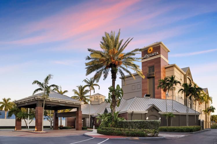 La Quinta Inn & Suites by Wyndham Miami Airport West photo 2