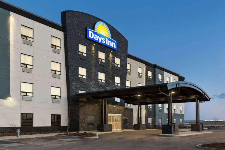 Days Inn By Wyndham Calgary North Balzac, photo 2