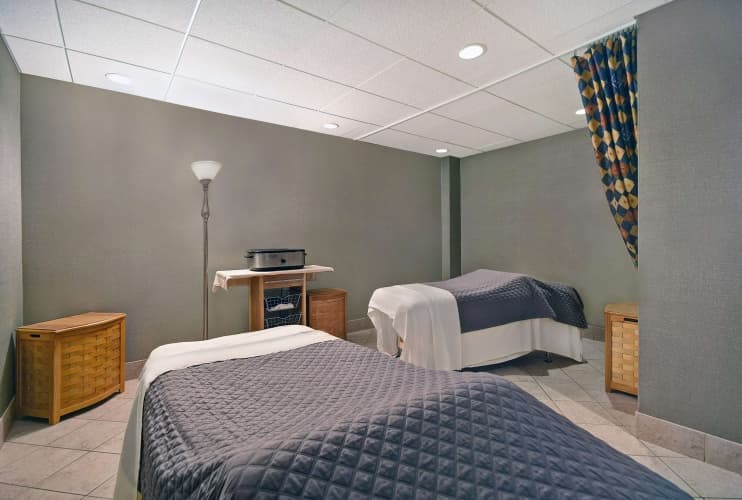 Embassy Suites by Hilton Hot Springs Hotel & Spa photo 4