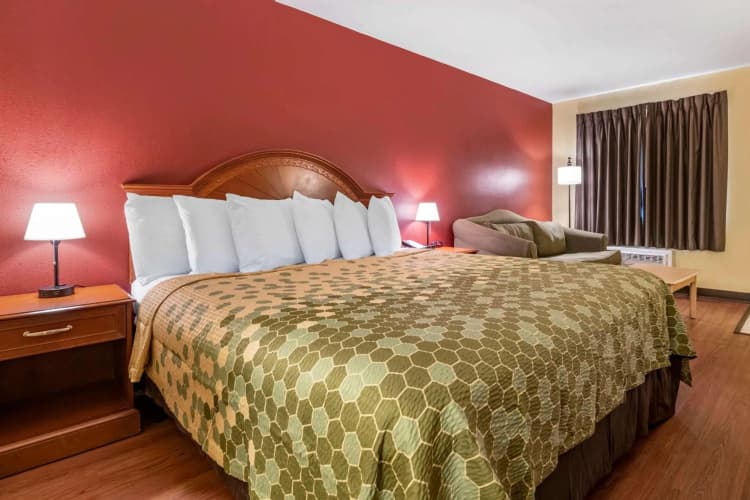 Econo Lodge  Inn & Suites Maingate Central photo 5