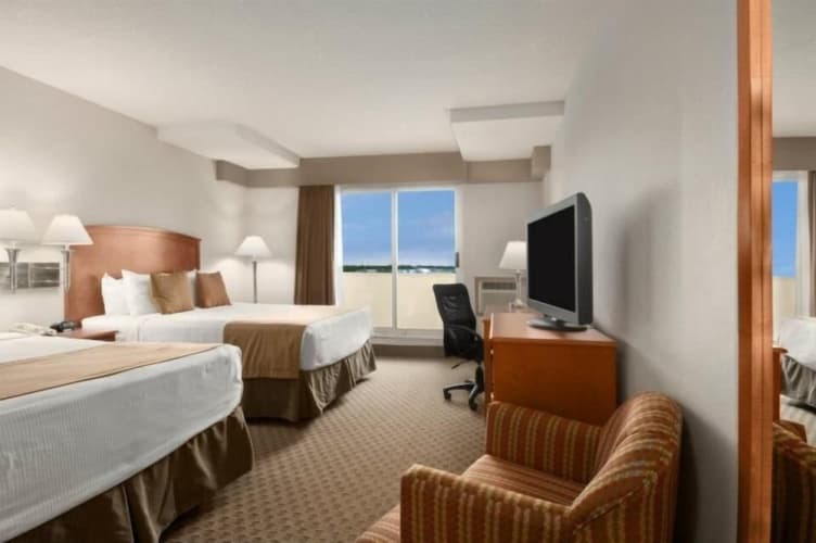 Ramada by Wyndham Edmonton South photo 3