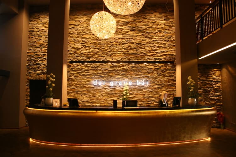 Grauer Bar photo 3