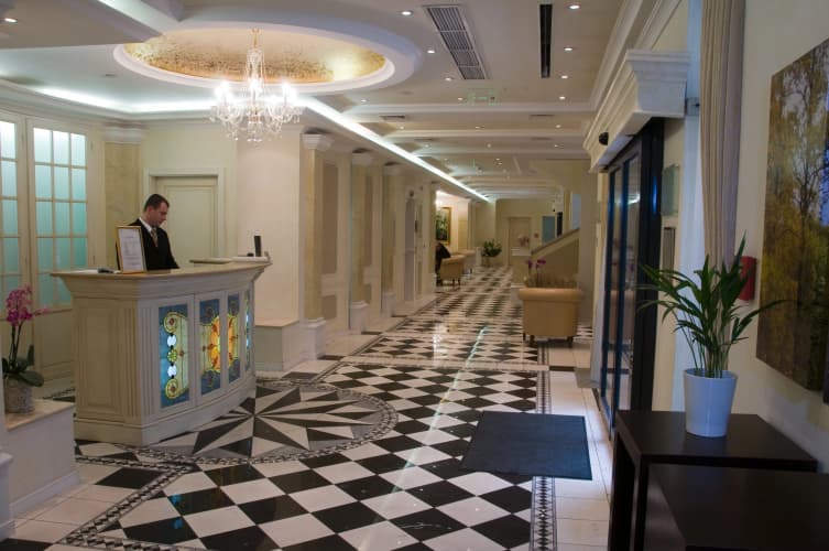 Queen's Court Hotel & Residence, photo 3
