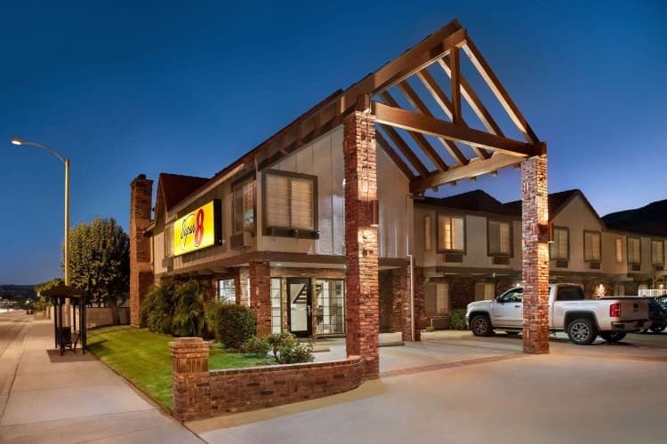 Super 8 by Wyndham Santa Clarita/Valencia photo 2