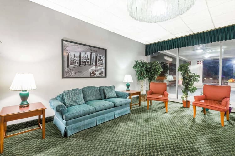 Super 8 By Wyndham Elyria photo 3