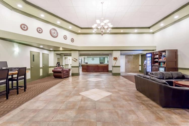 Ramada By Wyndham Hinton, photo 3