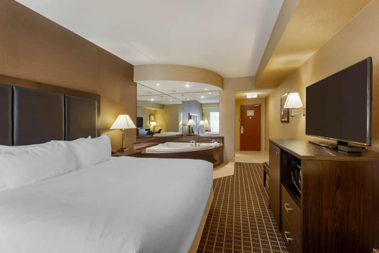 Best Western Plus Burlington Inn & Suites photo 5