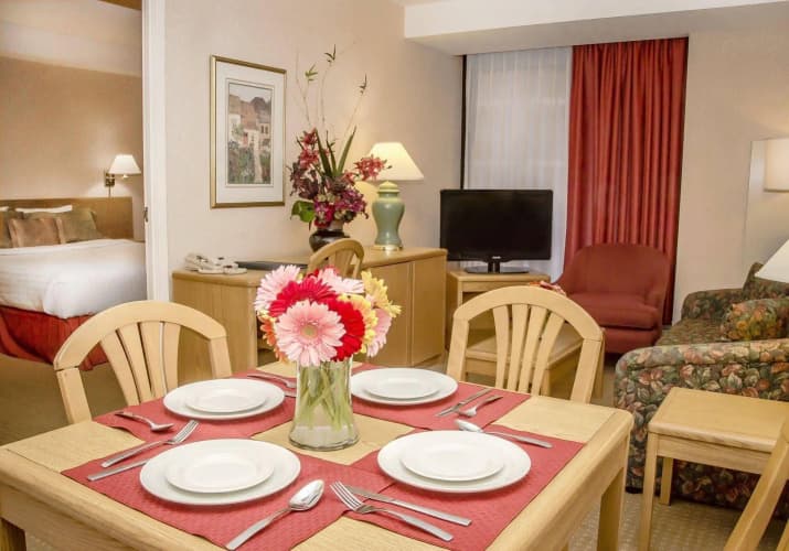 Cartier Place Suite photo 5