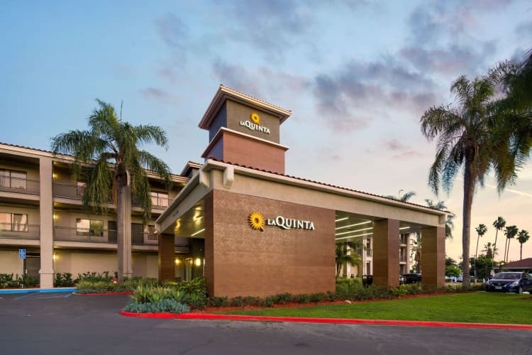 La Quinta Inn & Suites by Wyndham Orange County Airport photo 2