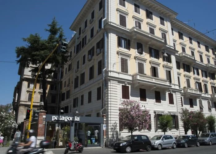 Center 2, photo 1