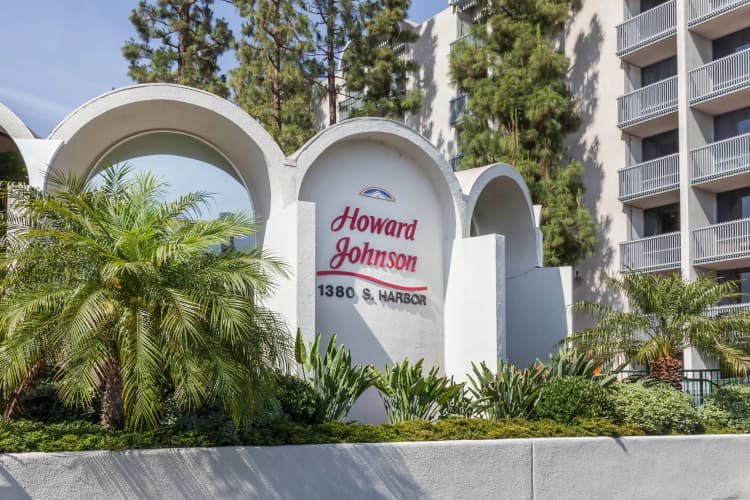 Howard Johnson by Wyndham Anaheim Hotel & Water Playground photo 2