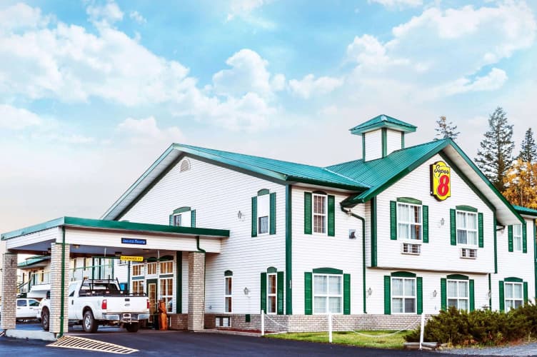 Super 8 by Wyndham 100 Mile House, photo 2
