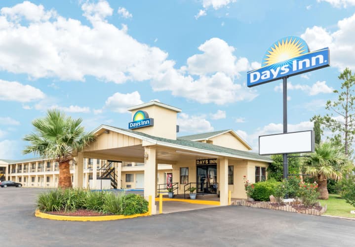 Days Inn by Wyndham Fairmont photo 2
