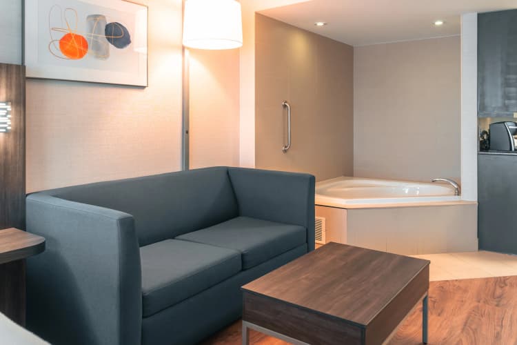 Holiday Inn Express & Suites Kingston Central photo 5