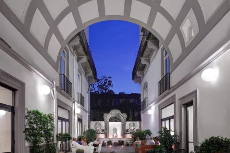 Piazza Bellini photo 2
