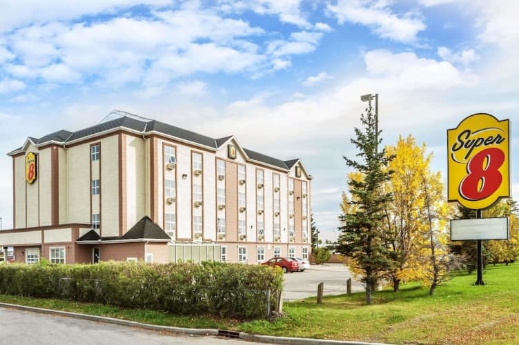 Super 8 By Wyndham Calgary/Airport photo 2