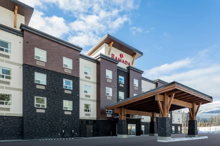 Ramada by Wyndham Revelstoke photo 2